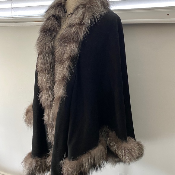 VOLARE New York Cashmere Black Shall with Fox Fur Trim - Picture 3 of 12